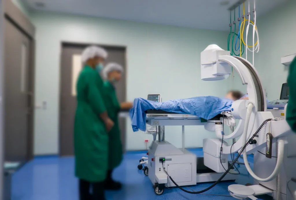 Ärzte behandeln einen Patienten mit dem C Bogen Röntgengerät